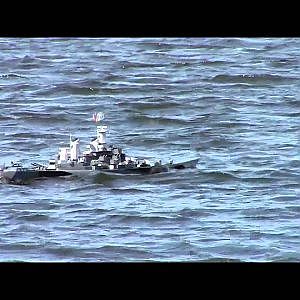 RC WARSHIP Combat Missouri in heavy seas